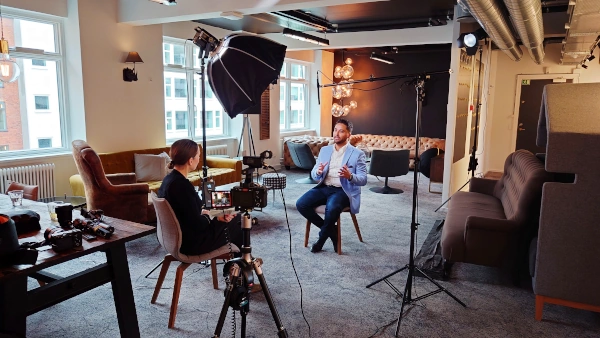 Interview kamera lamper mikrofon mand kvinde