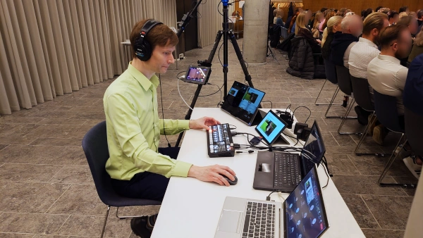 Livestream og konference tekniker arbejder